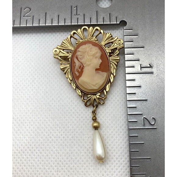 Vintage Gold Tone Cameo Brooch Pin Ornate Border Faux Pearl Dangle Women's Face - Picture 7 of 8